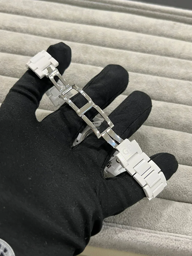 Girard Perregaux Laureato Ceramic Diamond